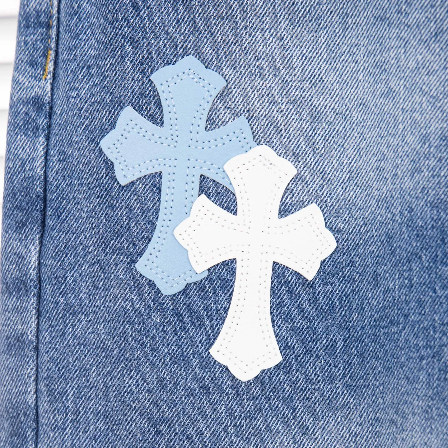 P260 Chrome Hearts light blue pants, Sanskrit blue and white patchwork leather jeans. CH jeans need to be washed and then disassembled and hand-stitched with sheepskin cross leather and then spliced ​​together. The whole piece has too many craftsmanship to explain. The patchwork cross pattern is embellished, and the high-waisted washed jeans! ! Absolutely high-end luxury products, god-level single products and super popular products, made with top heavy industry, a must-see magic weapon. Customized hardware. The fabric is thick and soft after washing. It has good breathability. Customized small leather label. Unique design. The details are simple and elegant, and the workmanship is exquisite. The entire trousers are neatly routed and the details are in place! It’s so cool that both men and women can easily control the genderless trend! Style number: 1805# Color: blue Size: 28 30 32 34